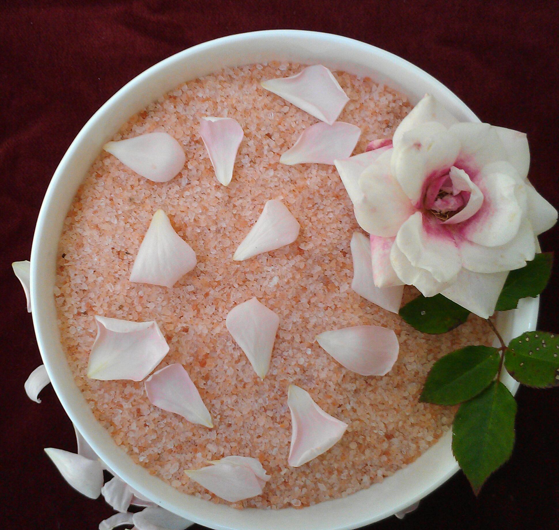 diy-revitalizing-himalayan-pink-salt-rose-bath